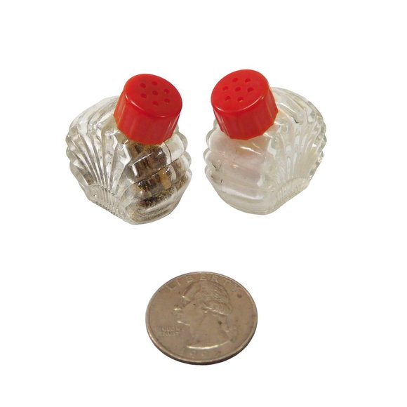 Red Individual Salt Pepper Shaker Set Fan / Shell  Glass With Red Lids Art Deco - Picture 2 of 5